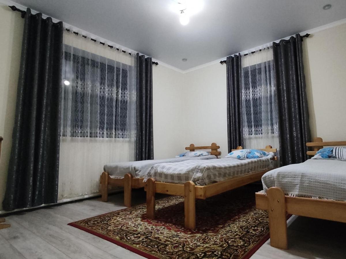 Tuenduek Guest House, Karakol Buitenkant foto