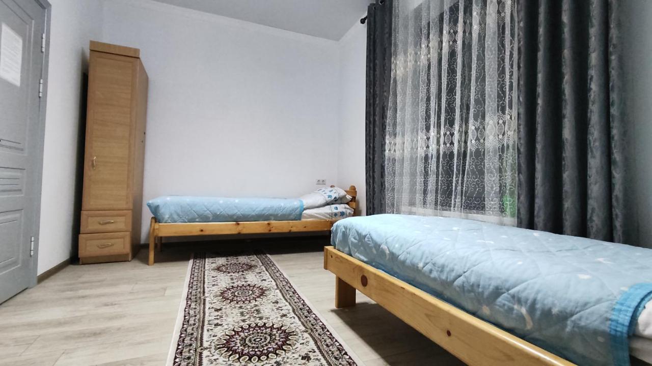 Tuenduek Guest House, Karakol Buitenkant foto