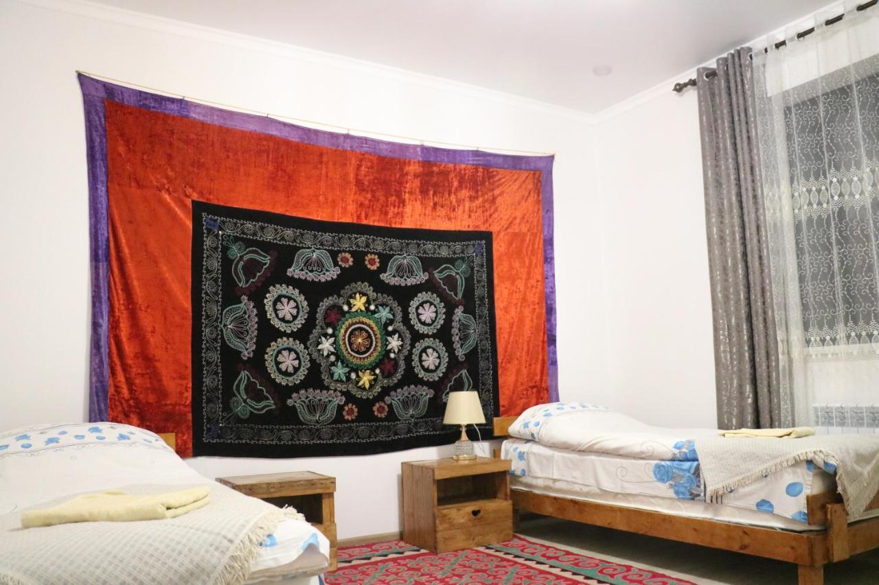 Tuenduek Guest House, Karakol Buitenkant foto