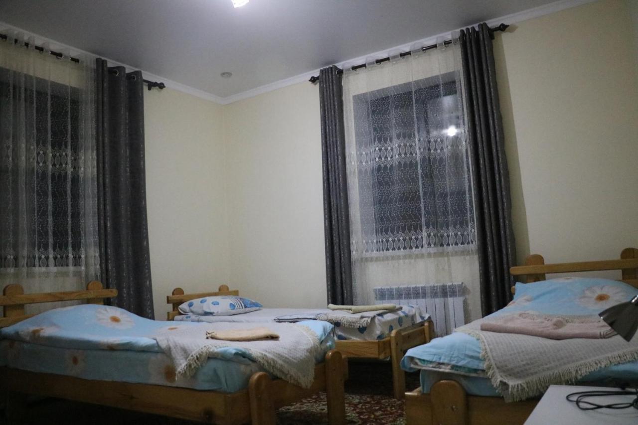 Tuenduek Guest House, Karakol Buitenkant foto