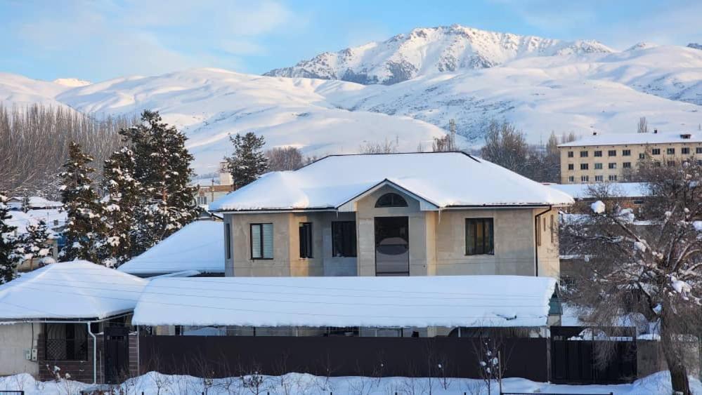 Tuenduek Guest House, Karakol Buitenkant foto