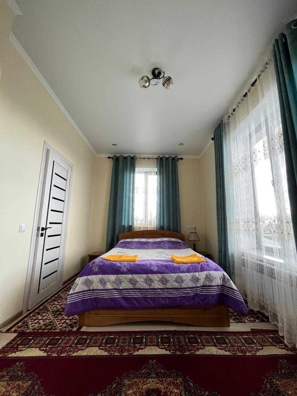Tuenduek Guest House, Karakol Buitenkant foto
