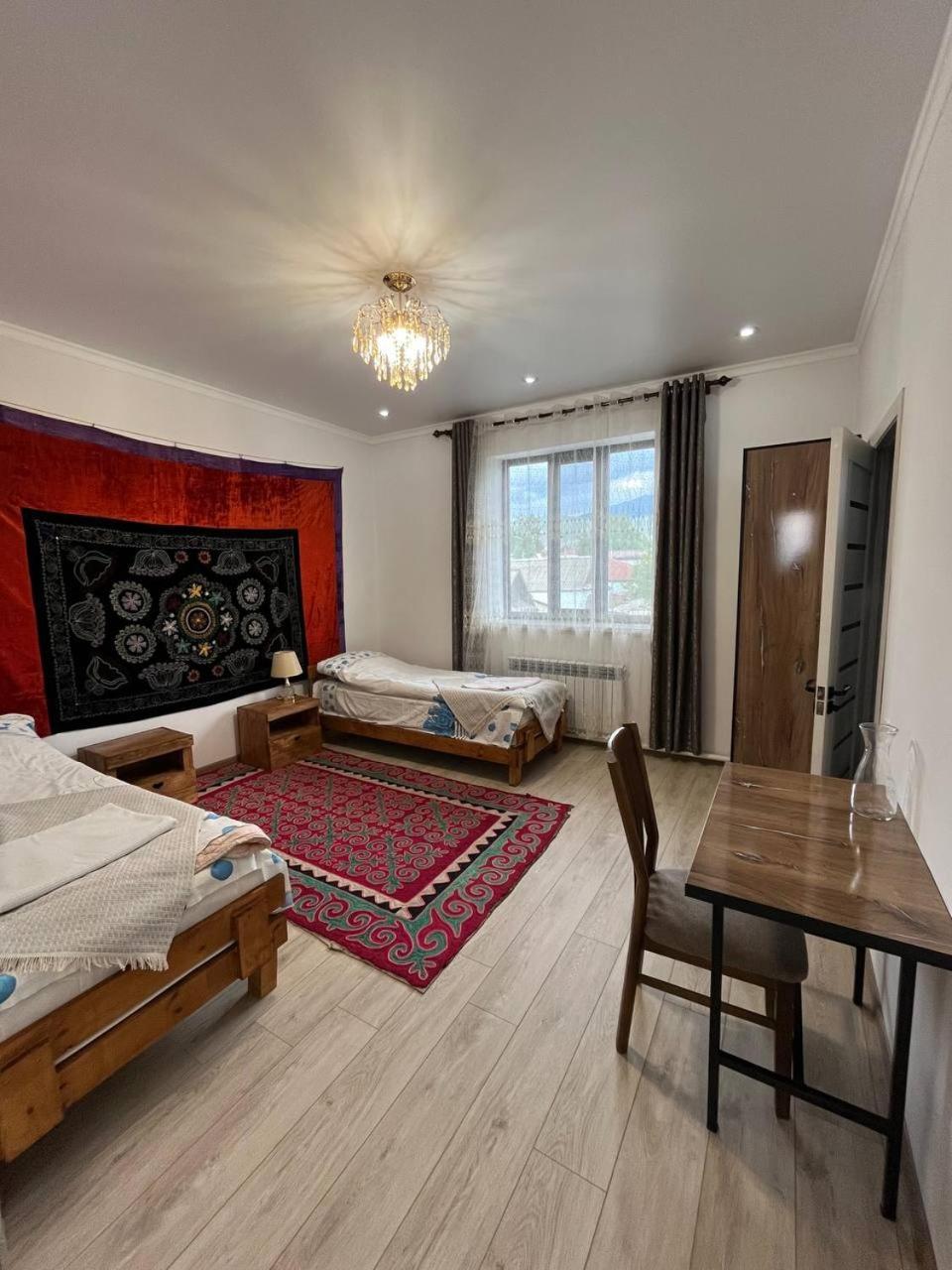 Tuenduek Guest House, Karakol Buitenkant foto